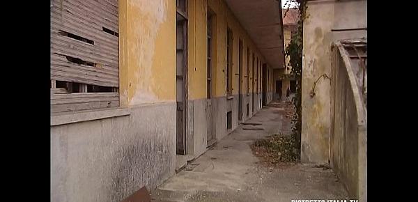  Moglie in carcere innocente viene sbattuta in culo e sborrata in bocca dal quel vecchio porco del direttore